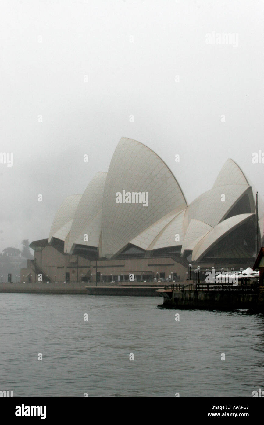Sydney Opera House di tetro e tempo piovoso Foto Stock