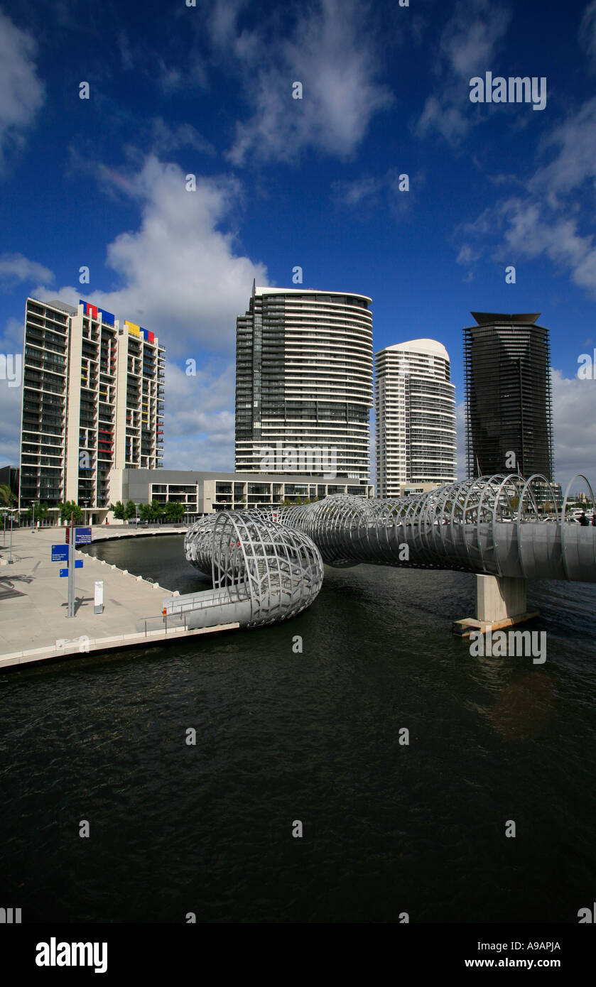 Edificio alto e moderno a Docklands a Melbourne in Australia Foto Stock