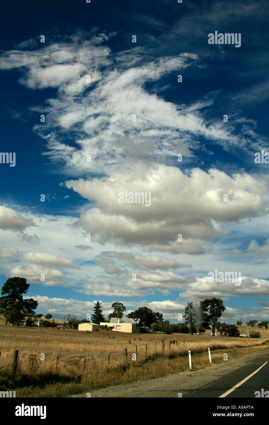 Paesaggio australiano con il profondo blu del cielo e delle nubi nei pressi di Yass nel Nuovo Galles del Sud Australia Foto Stock