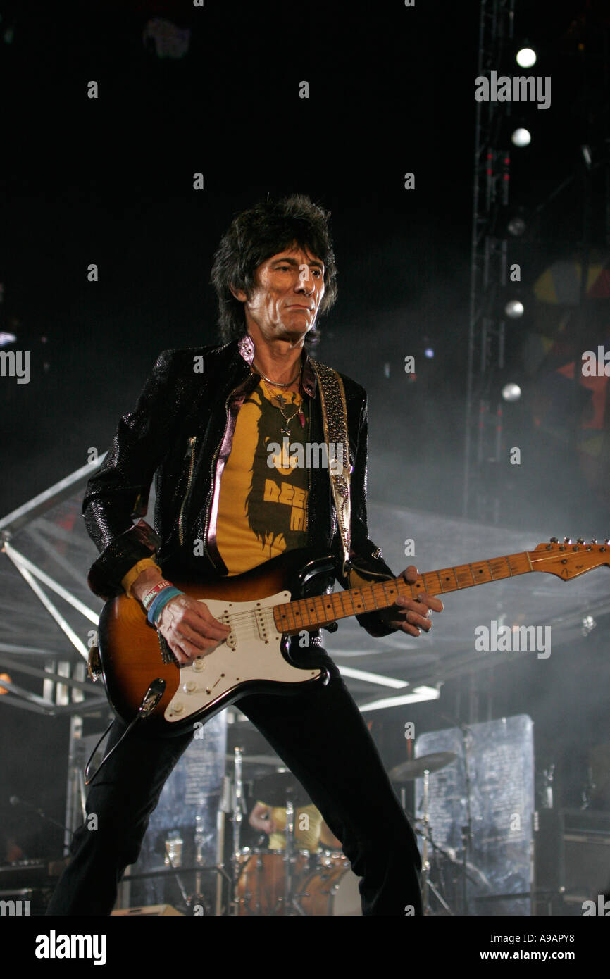 Ronnie boschi chitarrista con la rock band Rolling Stones in concerto a Sydney Aprile 2006 solo uso editoriale Foto Stock