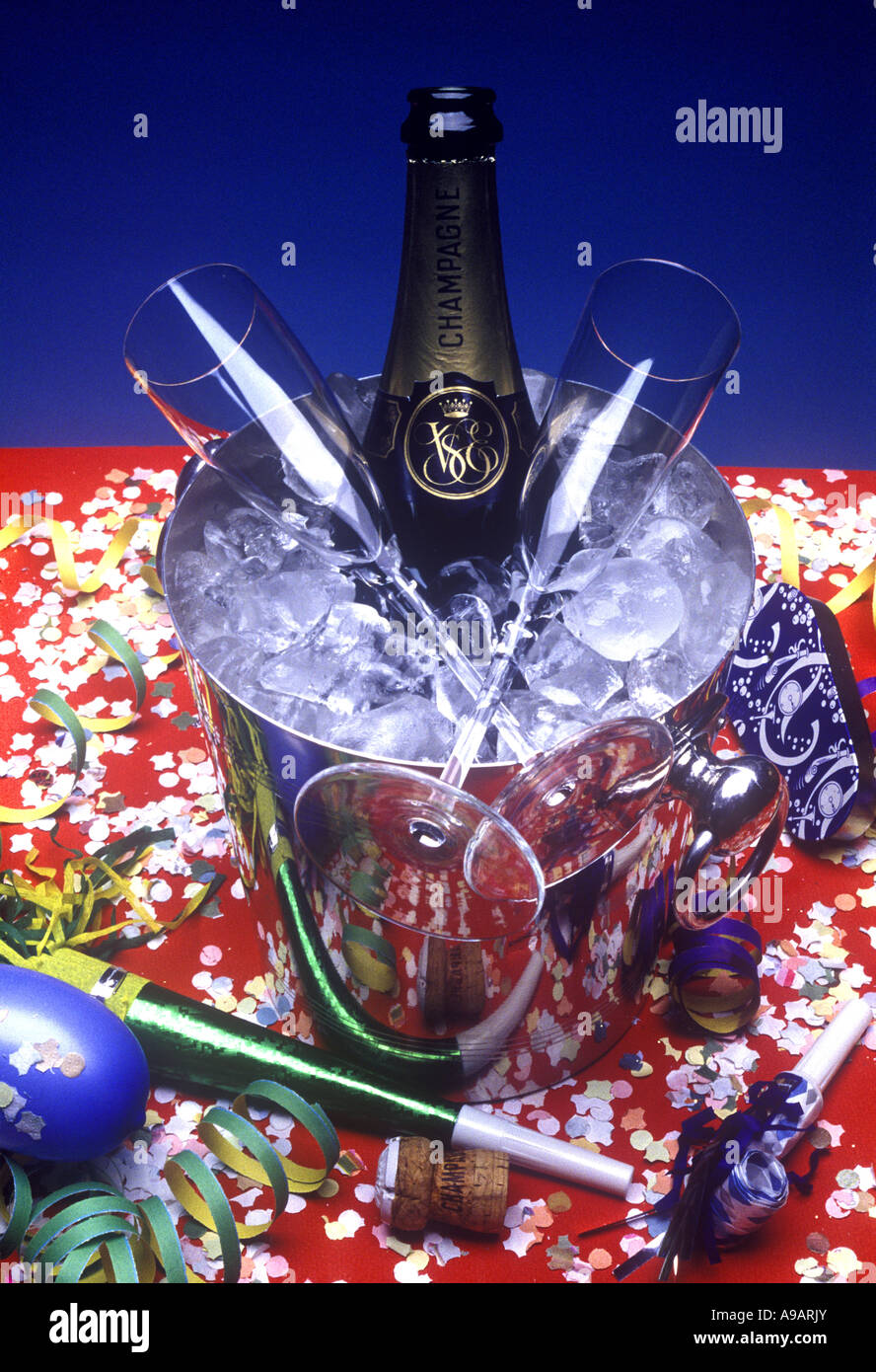 Bottiglia di champagne con 2 bicchieri New Years Eve still life Foto Stock