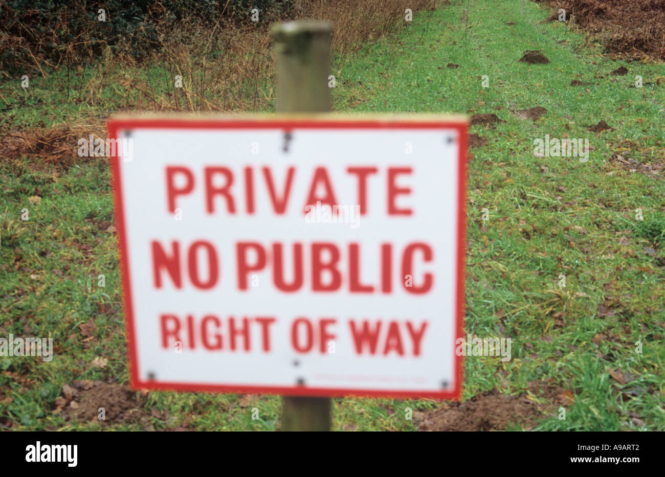 Impressionistica segno bianco e rosso in pole davanti a via erbosa con bracken dichiarando non privato diritto del pubblico di modo Foto Stock