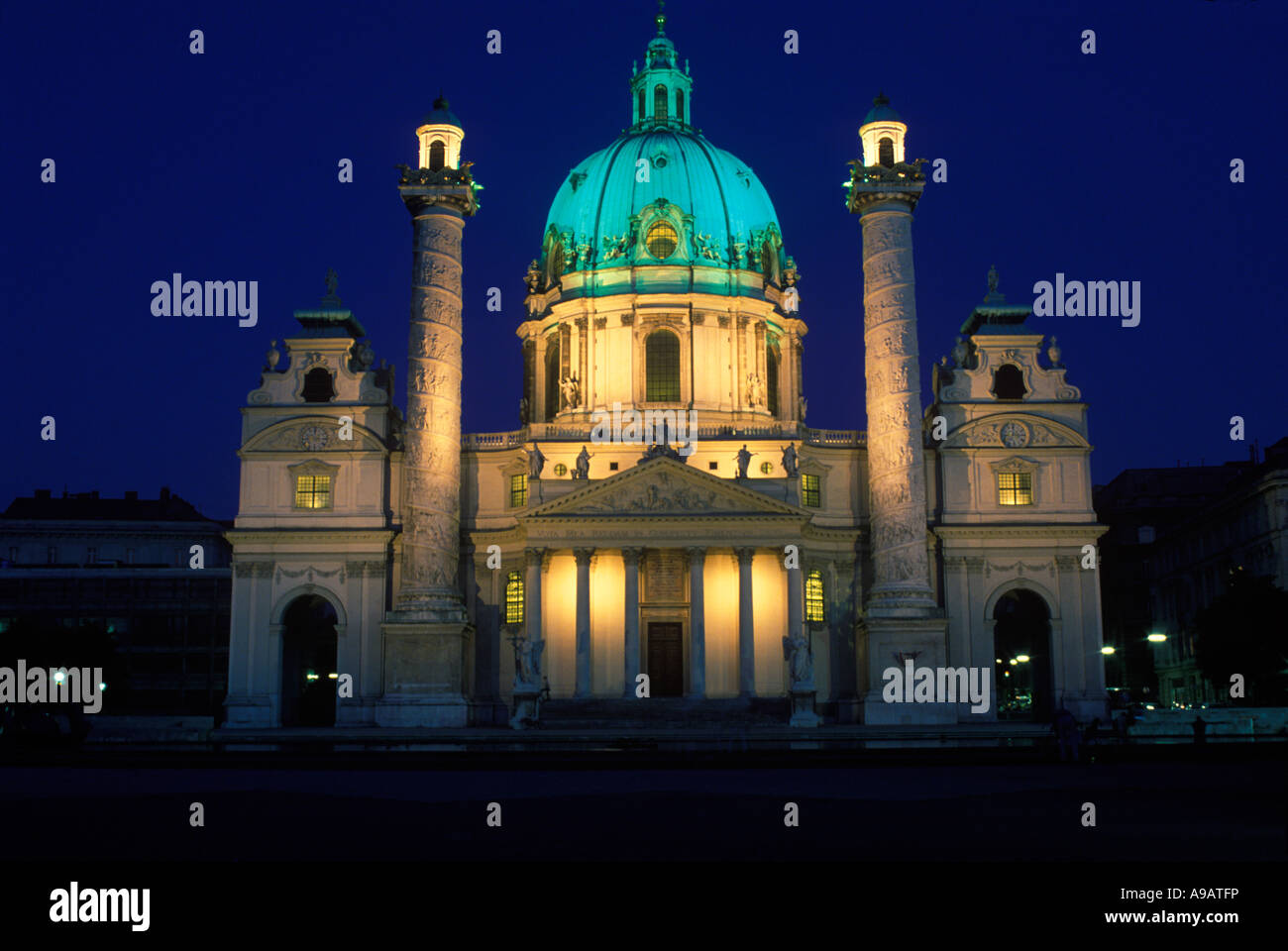KARLSKIRCHE CHIESA DI SAN CARLO BORROMEO KARLSPLATZ Vienna AUSTRIA Foto Stock