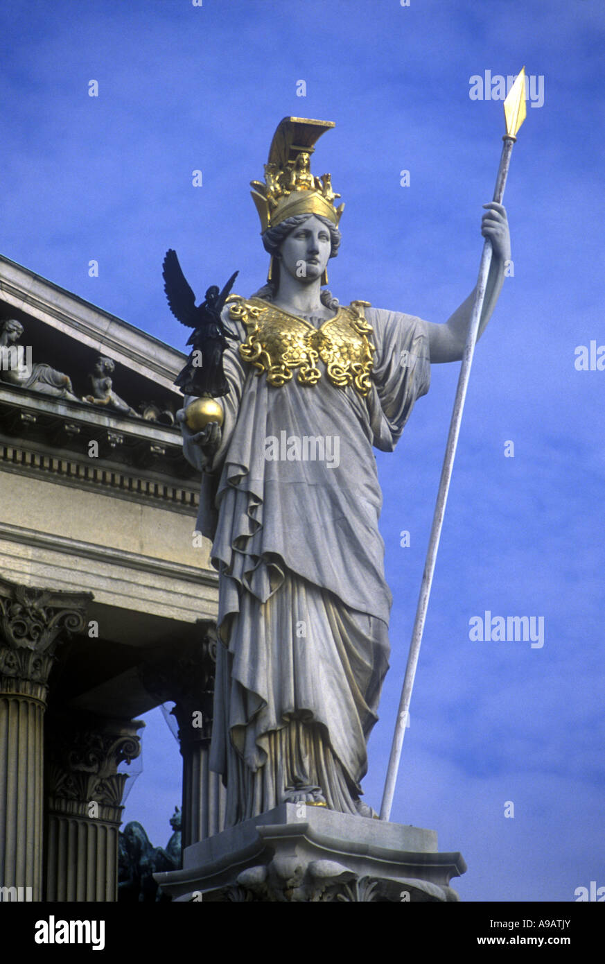 Pallade Atena statua PARLAMENT EDIFICIO RINGSTRASSE Vienna AUSTRIA Foto Stock