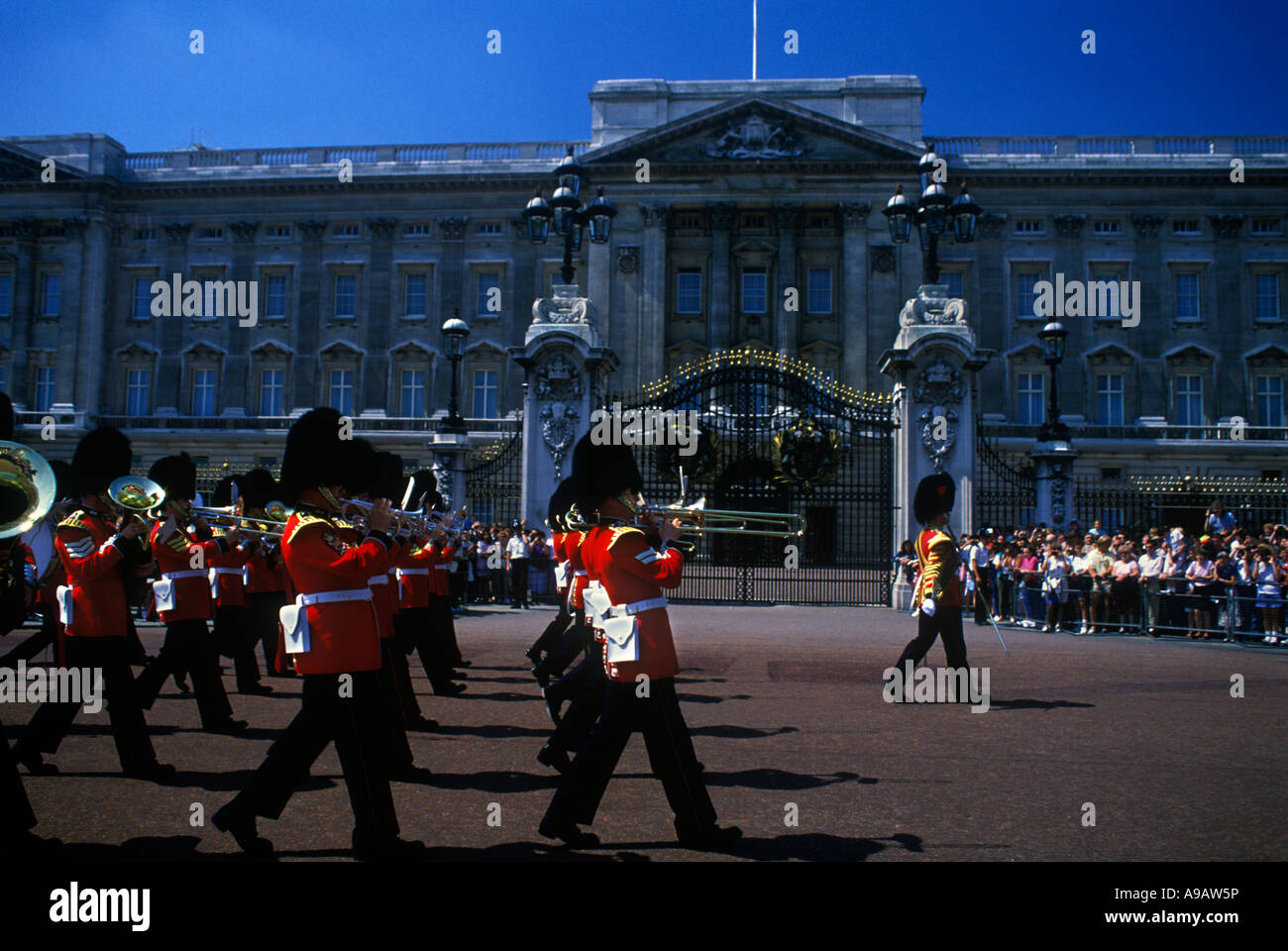 Militari di BRASS BAND PARADE CAMBIANDO LA GUARDIA BUCKINGHAM PALACE Londra Inghilterra REGNO UNITO Foto Stock