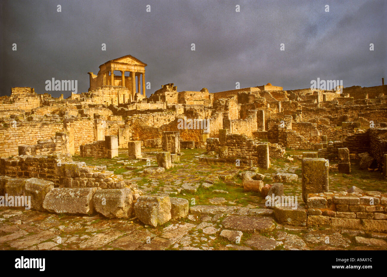Tempio e le rovine della città romana di Dougga Tunisia Africa Foto Stock