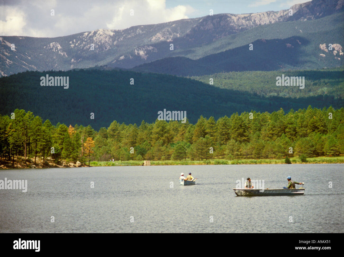 I pescatori in barca sul lago a Morphy lago del Parco Statale di Santa Fe National Forest Nuovo Messico USA Foto Stock