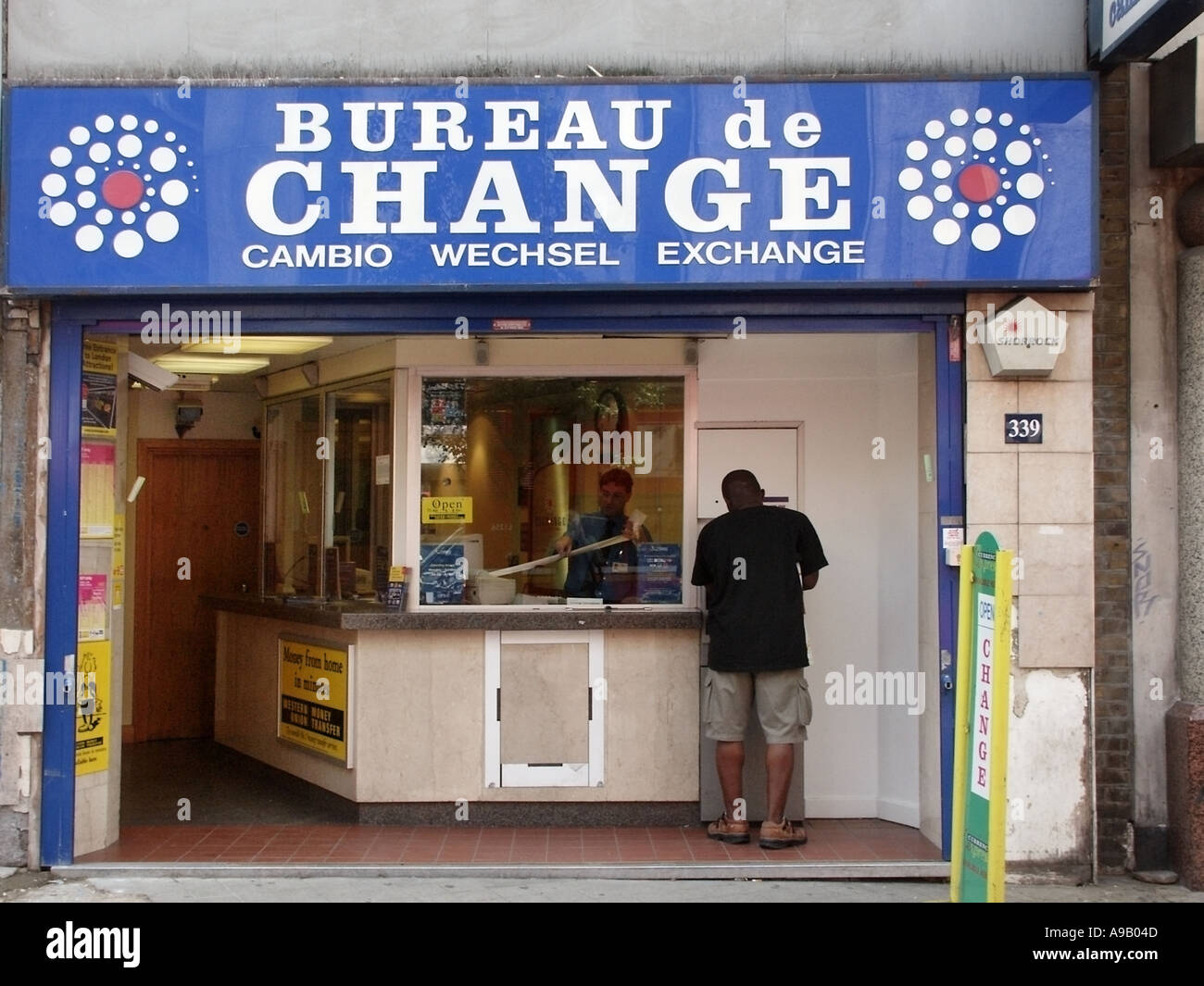 City of Westminster W1 Oxford Street London shop anteriore del bureau de change locali Foto Stock