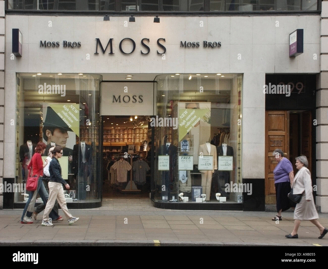 City of Westminster W1 Oxford Street West End di Londra negozio di fronte per Moss Bross negozio di abbigliamento Foto Stock