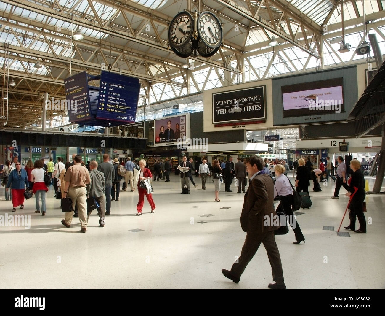 Stazione ferroviaria di Waterloo concourse & il famoso incontrarvi in orologio Foto Stock