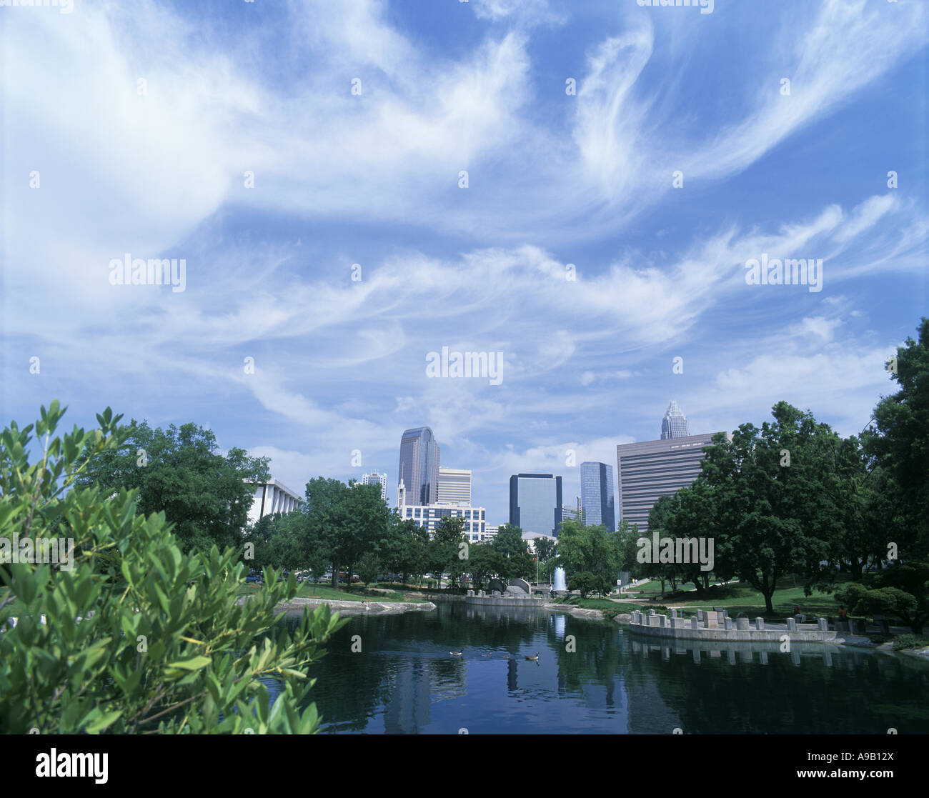 SKYLINE del Centro presso il Marshall Parco Lago centro cittadino di Charlotte nella Carolina del nord Stati uniti d'America Foto Stock