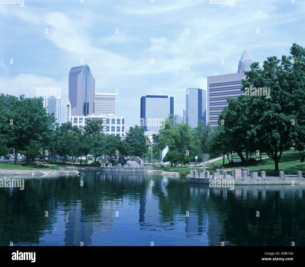 SKYLINE del Centro presso il Marshall Parco Lago centro cittadino di Charlotte nella Carolina del nord Stati uniti d'America Foto Stock