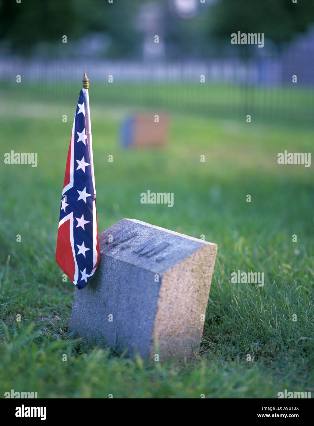 Bandiera confederato guerra civile cimitero di pietre tombali Charlotte nella Carolina del nord Stati uniti d'America Foto Stock