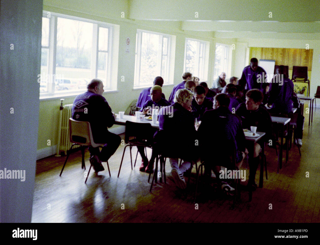 Chelsea calciatori di mangiare a Cobham allenamento Foto Stock