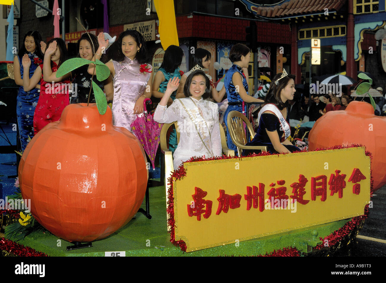 Galleggiante colorato con beauty queens che partecipano al Capodanno cinese anni sfilano per Chinatown, Los Angeles Foto Stock