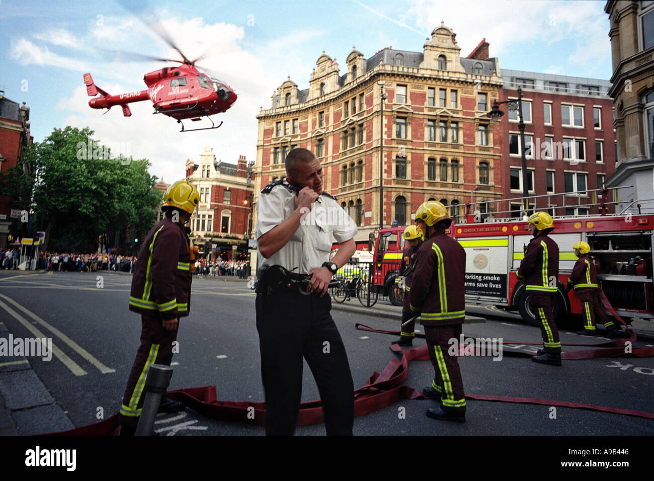 Vergine Air Ambulance elicotteri decollare dopo una operazione di salvataggio in Charing Cross Road Londra Inghilterra Gran Bretagna REGNO UNITO Foto Stock