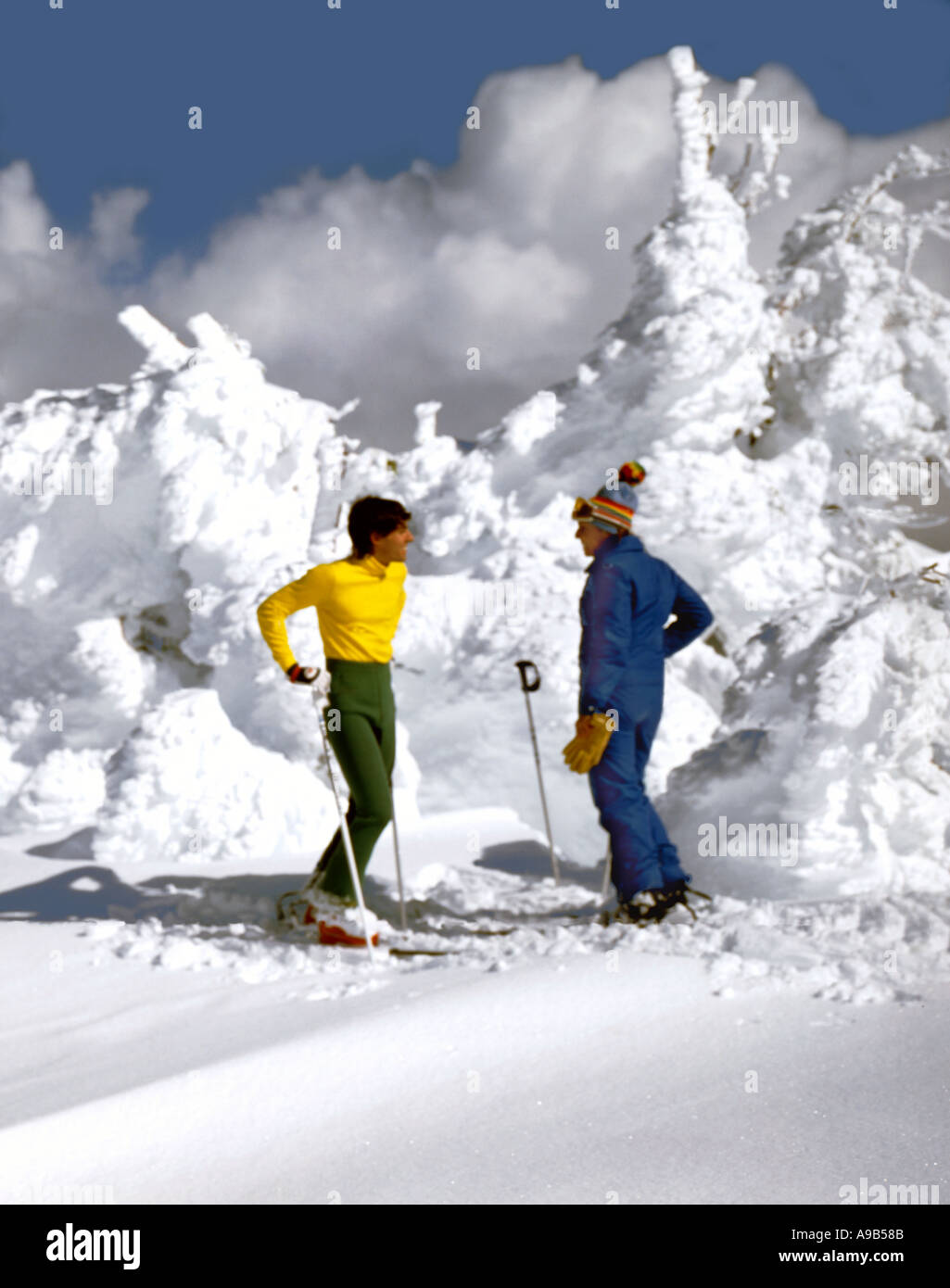 Due gli sciatori fermarsi per una pausa in mezzo ad una foresta di alberi hoarfrosted a Mount Bachelor in Oregon Foto Stock