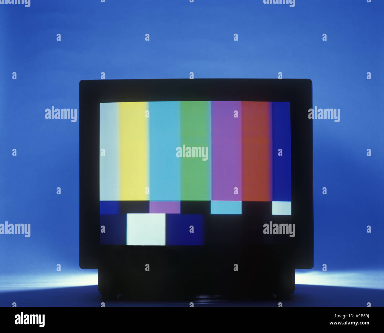 SCHEDA DI PROVA STORICA A COLORI 1992 (© GEORGE HERSEE 1967) TELEVISORE CRT 1980S VECCHIO STILE (©SONY CORP 1987) Foto Stock