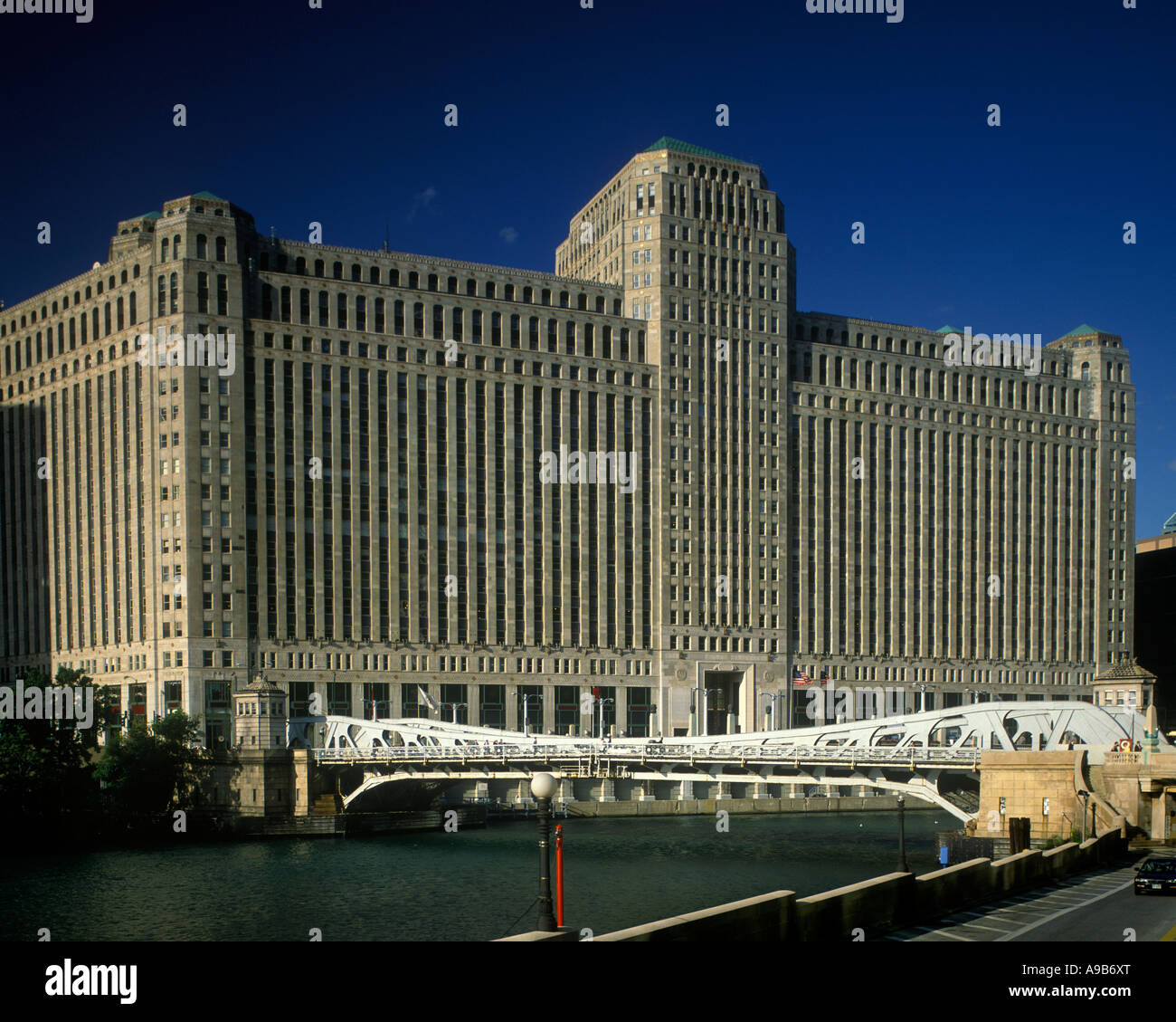 MERCHANDISE MART (©GRAHAM ANDERSON PROBST & WHITE 1930) Wells STREET BRIDGE del fiume Chicago Chicago ILLINOIS USA Foto Stock
