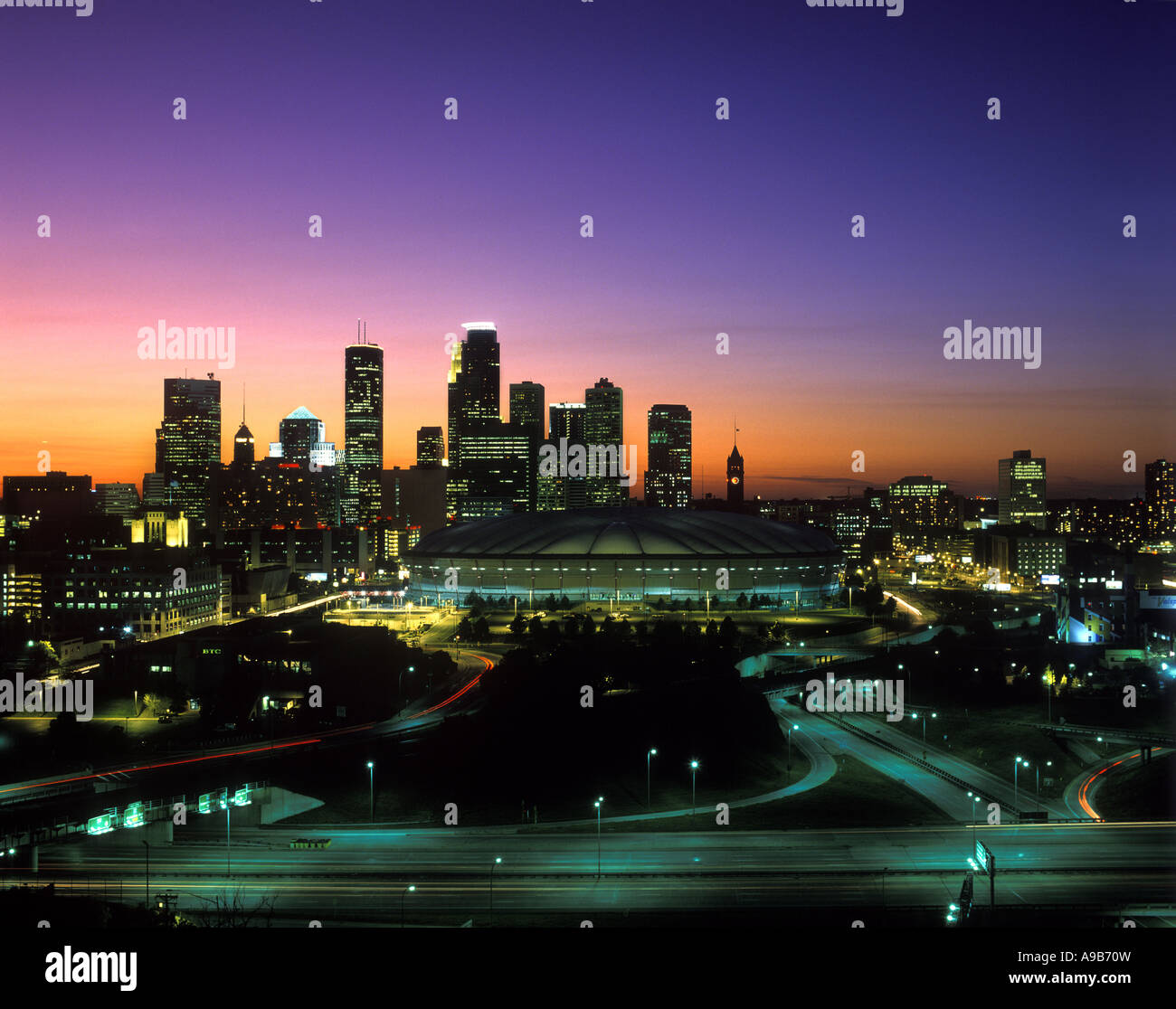 SKYLINE DEL CENTRO Hubert Humphrey Metrodome Minneapolis Minnesota USA Foto Stock