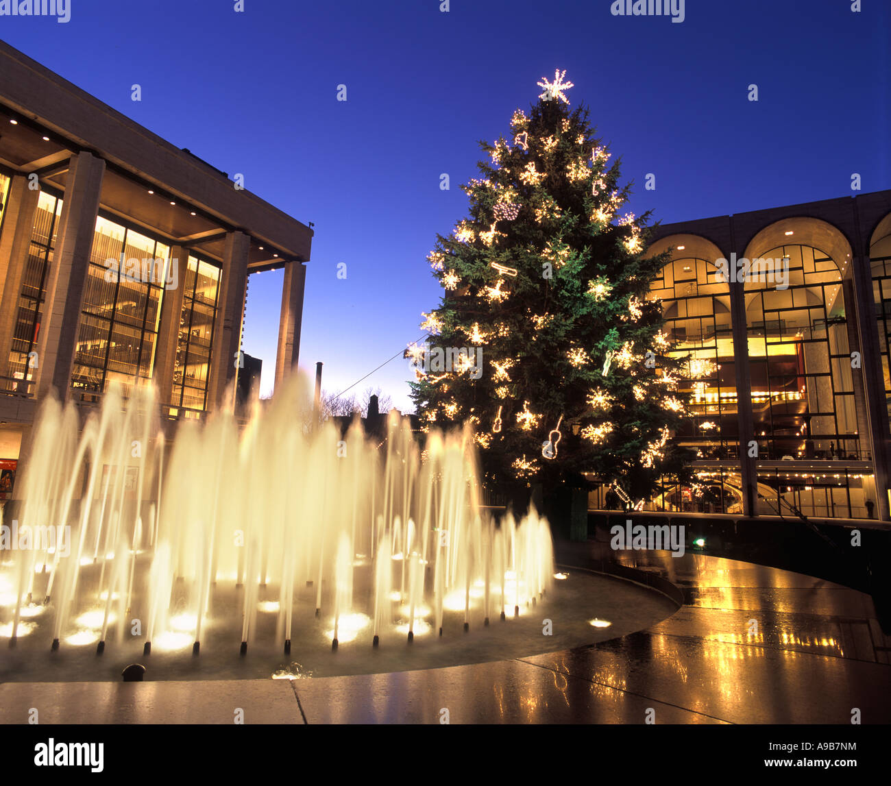 Albero di Natale FONTANA REVSON METROPOLITAN OPERA HOUSE (©WALLACE HARRISON 1966) MAIN PLAZA LINCOLN CENTER MANHATTAN NEW YORK CITY USA Foto Stock