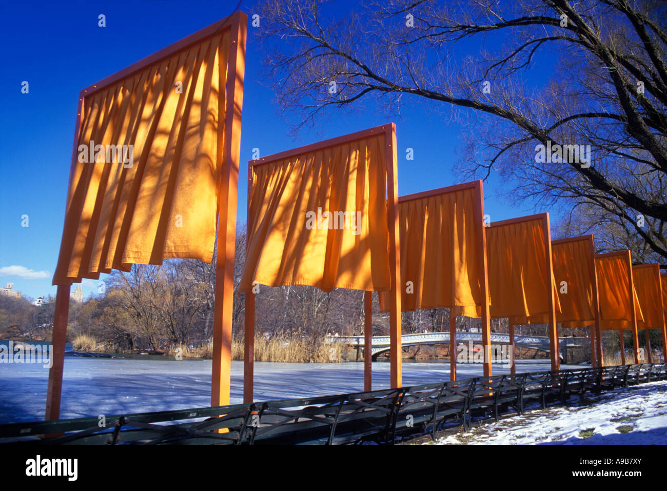 2005 STORICO L'INSTALLAZIONE D'ARTE DELLE PORTE (©CHRISTO & JEANNE CLAUDE 2005) CENTRAL PARK MANHATTAN NEW YORK CITY USA Foto Stock