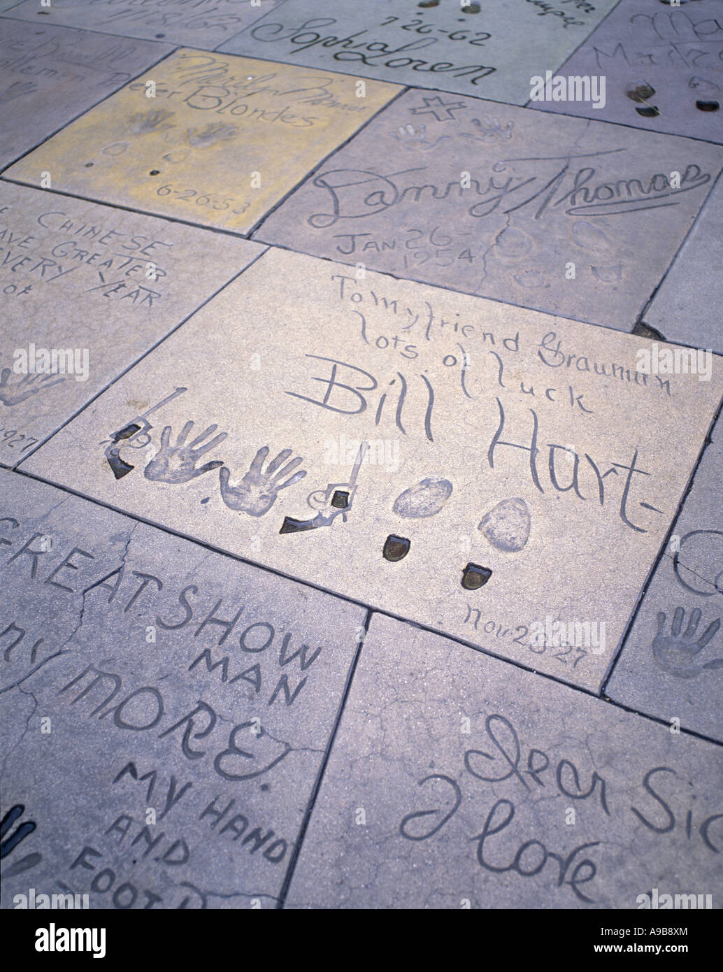 Il Piazzale antistante di stelle TCL teatro cinese (©MAYER & HOLLER 1927 / Browser BEHR 2000) HOLLYWOOD BOULEVARD LOS ANGELES CALIFORNIA USA Foto Stock