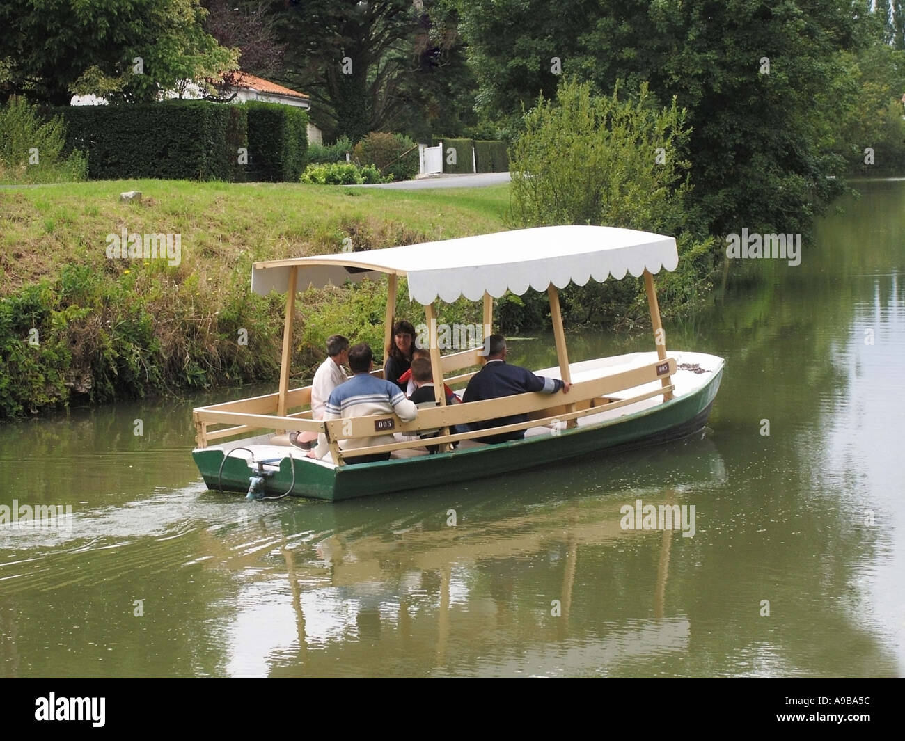 Francia Poitou charentes vendee marais poiteven area di paludi e canali accessibile solo dal piccolo appartamento barche dal fondo Foto Stock