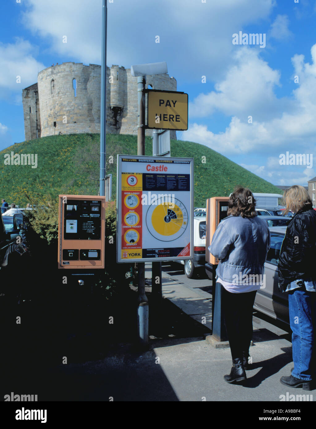 Pagare e visualizzare il parcheggio macchine, con la Torre di Clifford, al di là della città di York, North Yorkshire, Inghilterra, Regno Unito Foto Stock