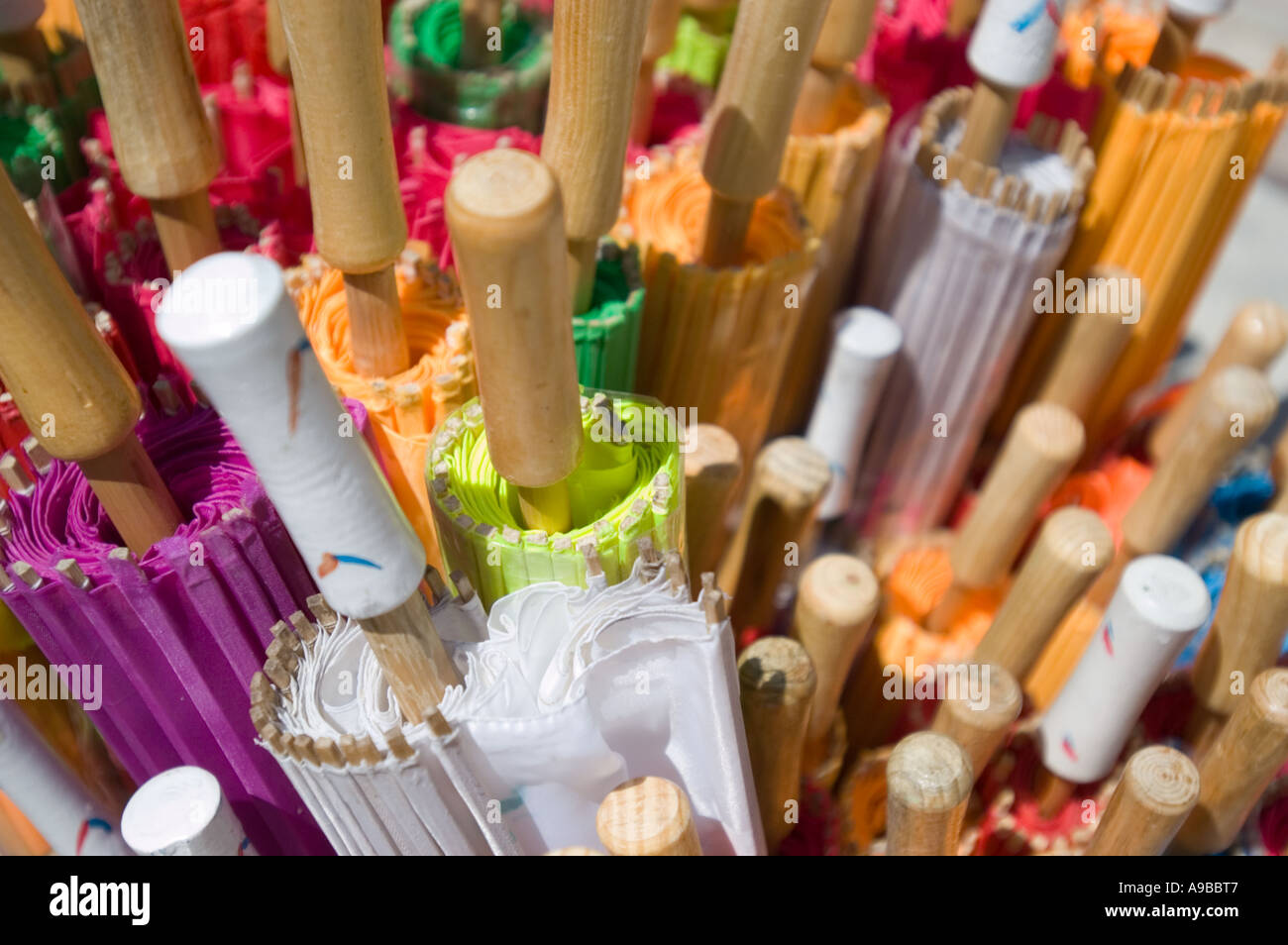 Gli ombrelli di carta in vendita presso Bulguksa Tempio nei pressi di Gyeongju, Corea del Sud. Foto Stock Gli ombrelli di carta in vendita presso Bulguksa Tempio nei pressi di Gyeongju, Corea del Sud. Foto Stock