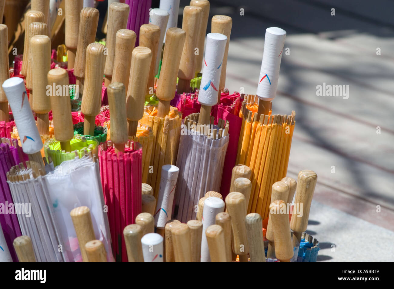 Gli ombrelli di carta in vendita presso Bulguksa Tempio nei pressi di Gyeongju, Corea del Sud. Foto Stock Gli ombrelli di carta in vendita presso Bulguksa Tempio nei pressi di Gyeongju, Corea del Sud. Foto Stock