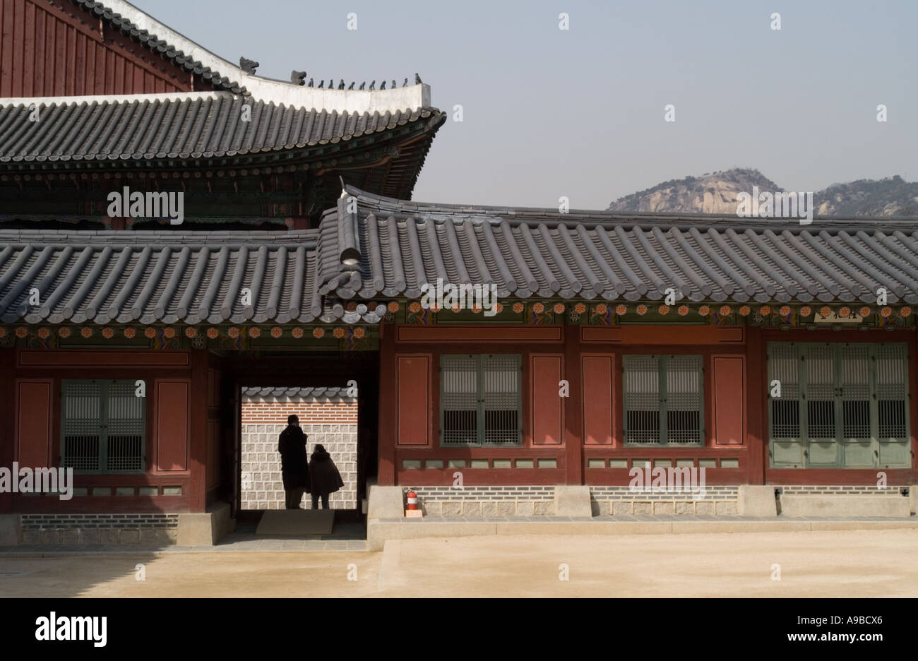 I turisti che visitano il Palazzo Gyeongbok a Seul, in Corea del Sud. Foto Stock