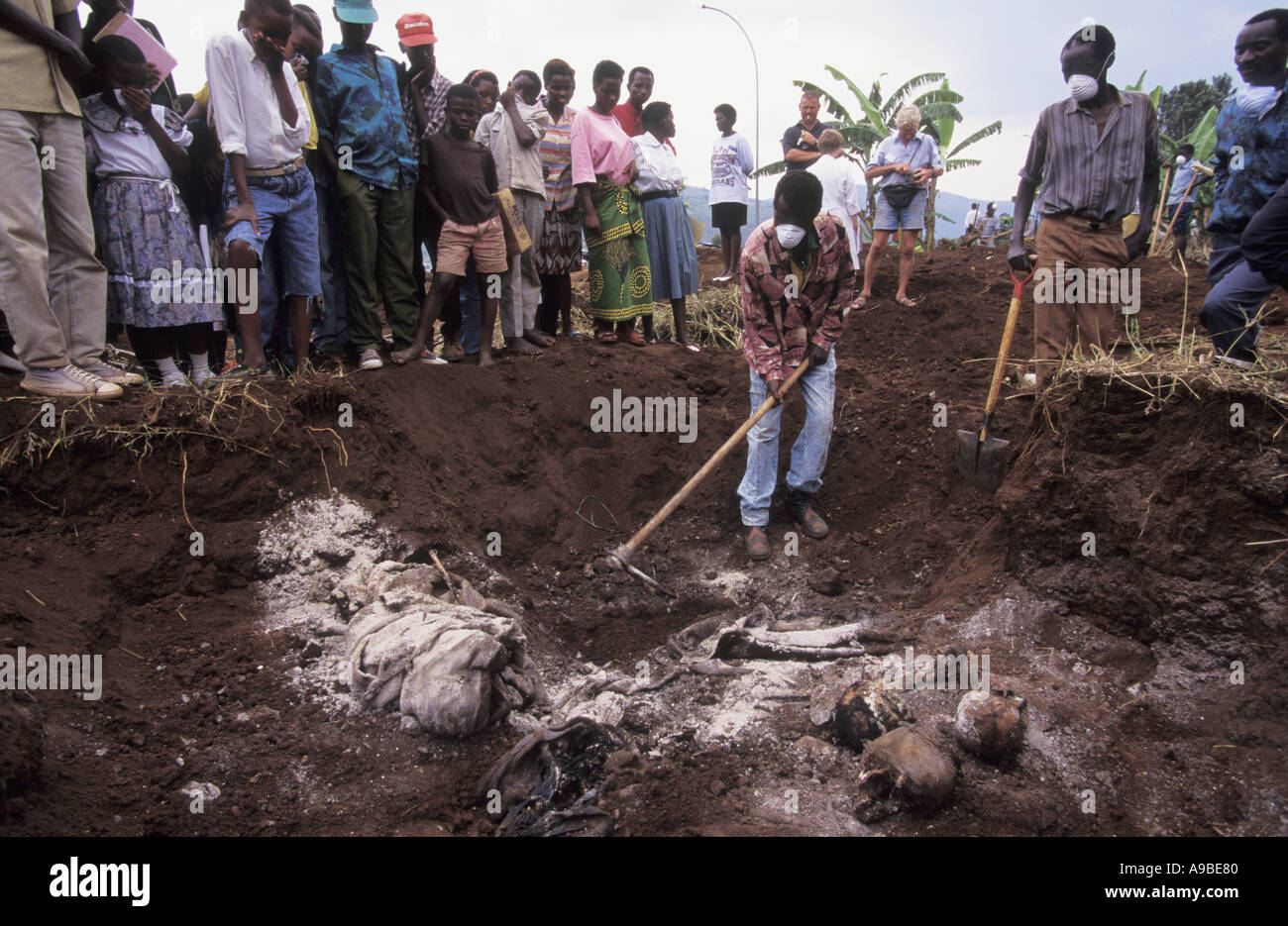 Una fossa comune contenente 2000 corpi di alcuni di quelli uccisi nel genocidio del 1994 è scoperto in ospedale di Kigali in Ruanda Foto Stock