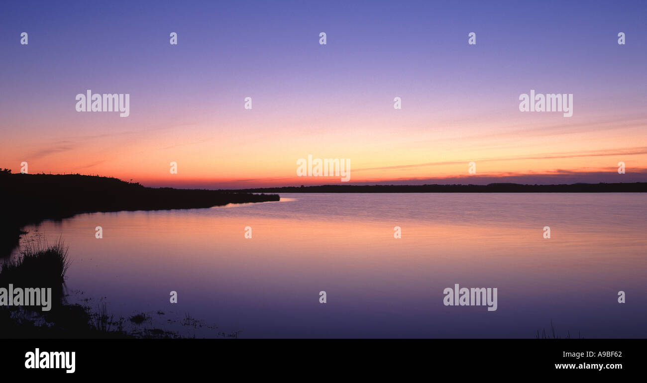 Crepuscolo sopra Dozmary Pool su Bodmin Moor in Cornovaglia Gran Bretagna Foto Stock