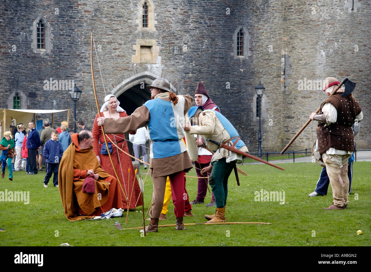 La società di cavalleria rievocazione di vita medievale nel corso dell'anno 1370 al Castello di Caerphilly South Wales UK Foto Stock