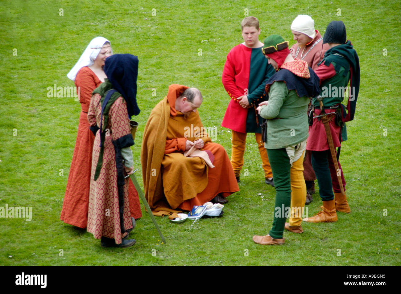 La società di cavalleria rievocazione di vita medievale nel corso dell'anno 1370 al Castello di Caerphilly South Wales UK Foto Stock