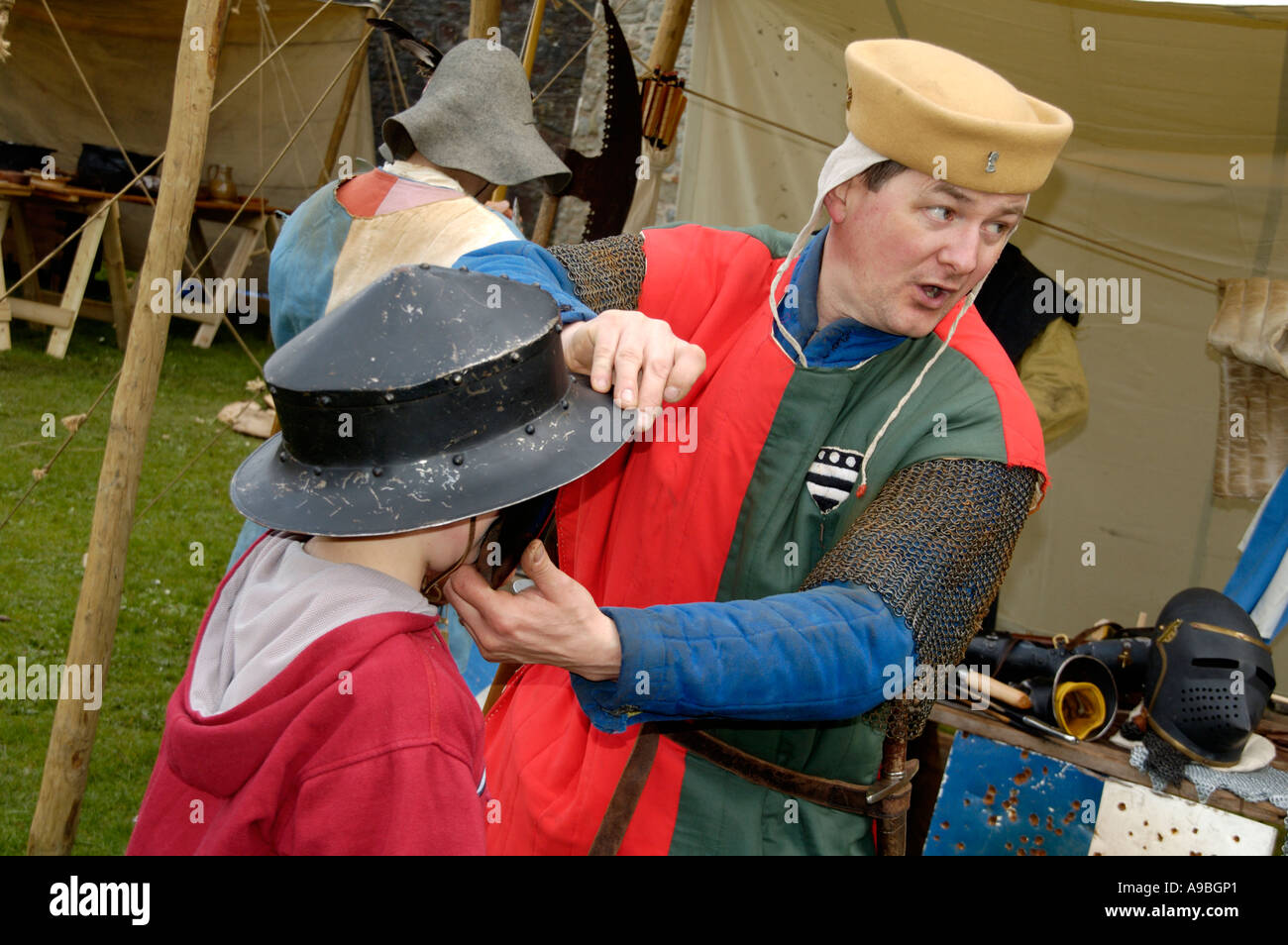 La società di cavalleria rievocazione di vita medievale nel corso dell'anno 1370 al Castello di Caerphilly South Wales UK Foto Stock