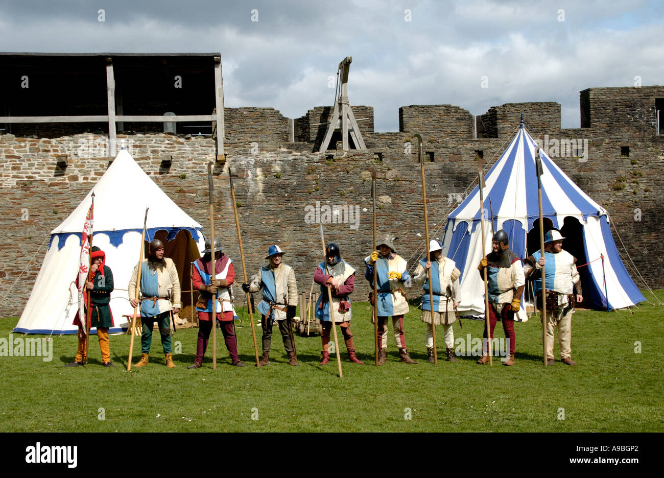 La società di cavalleria rievocazione di vita medievale nel corso dell'anno 1370 al Castello di Caerphilly South Wales UK Foto Stock