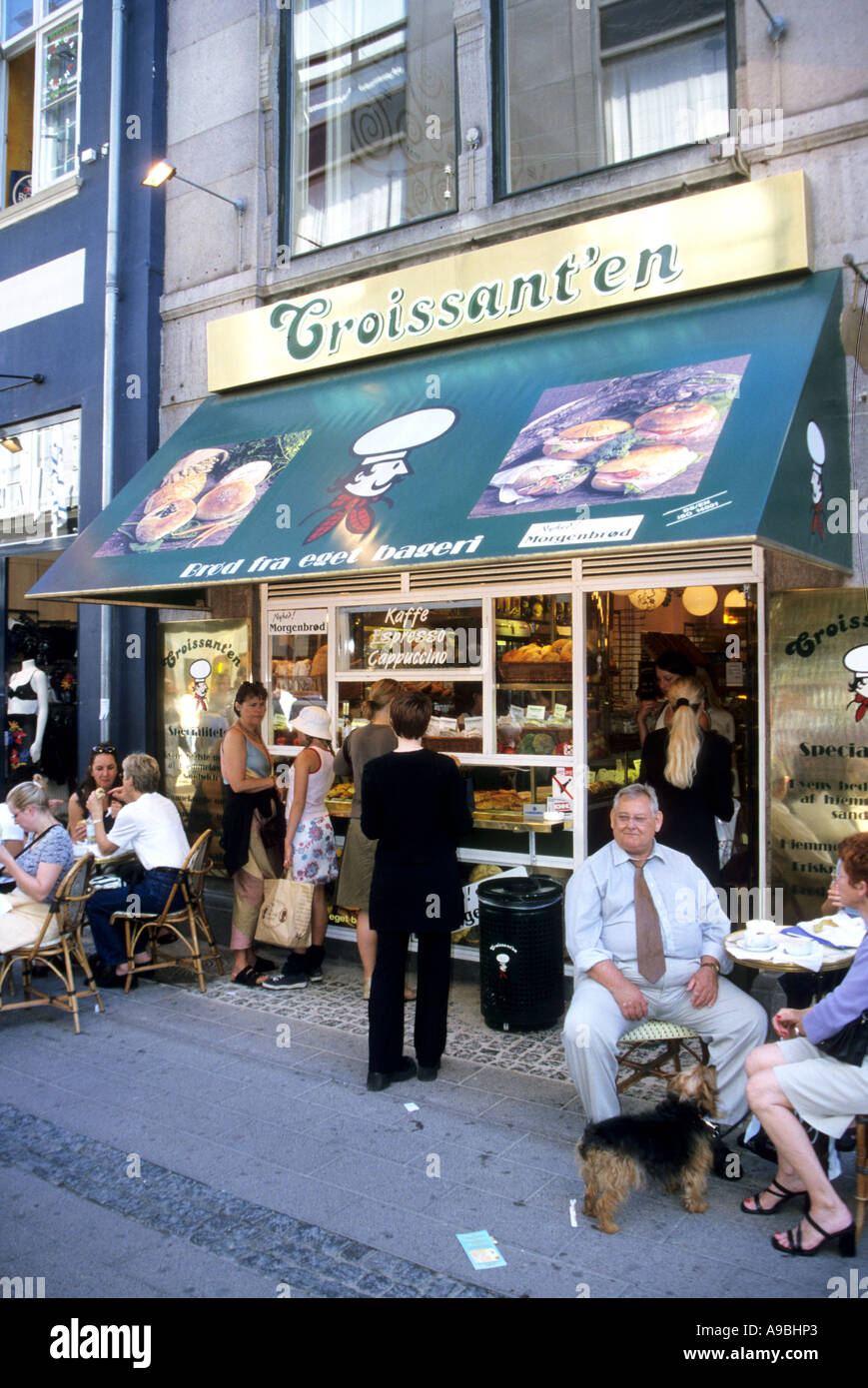 I turisti in un momento di relax a un cafè sulla famosa strada dello shopping,l'Stroeget ,a Copenhagen, Danimarca. Foto Stock