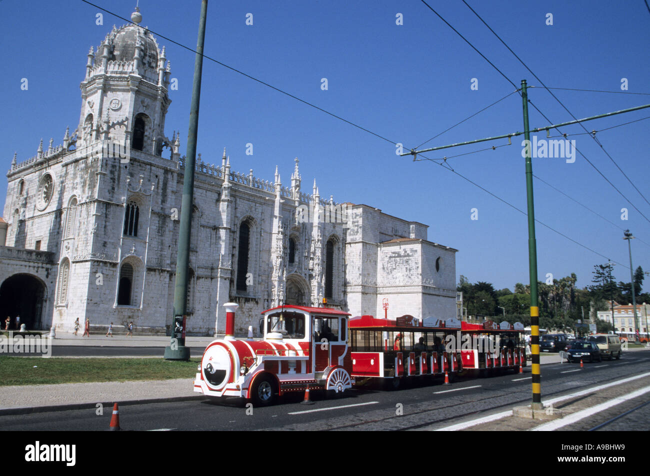 Treno turistico a Lisbona passando davanti al Mosteiro dos Jeronimos,Portgal Foto Stock