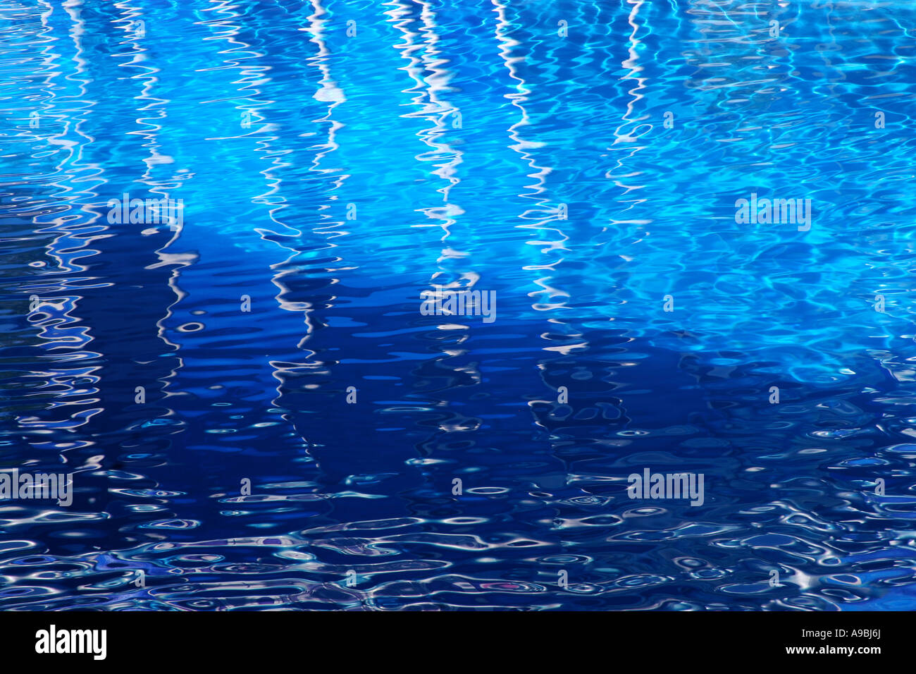 Calma e bella blu superficie di acqua Foto Stock