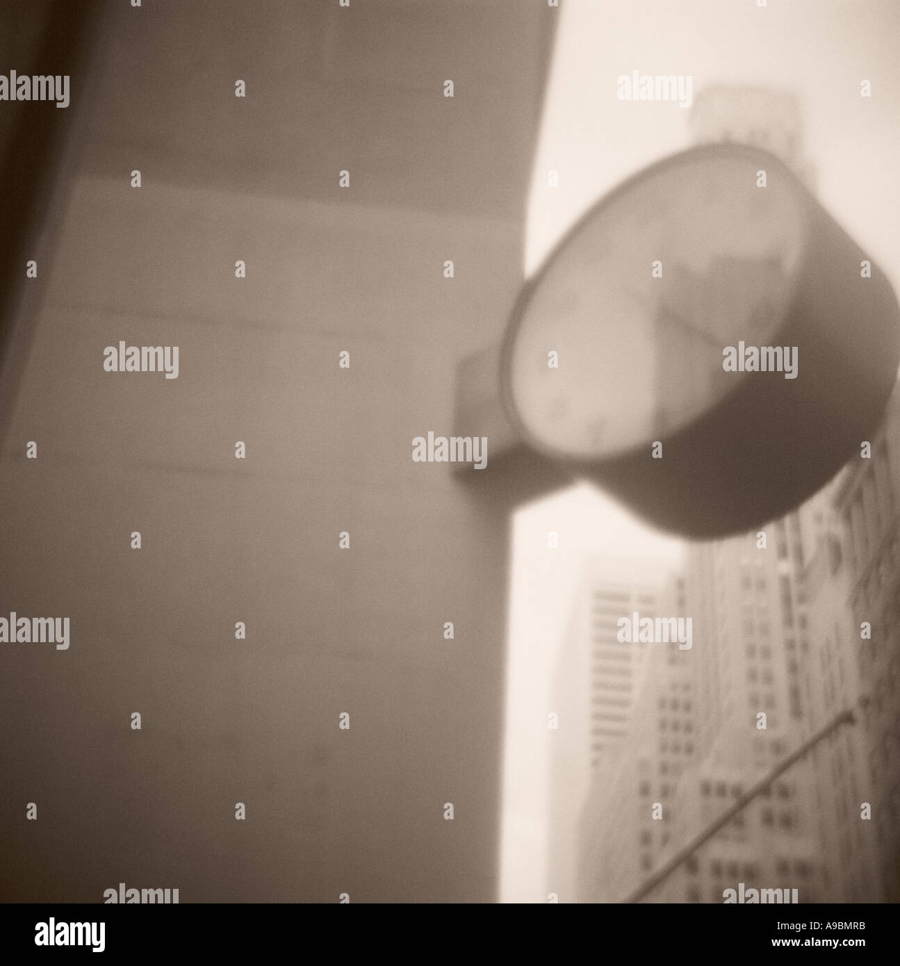 Orologio sul lato di un edificio- New York City, NY Foto Stock