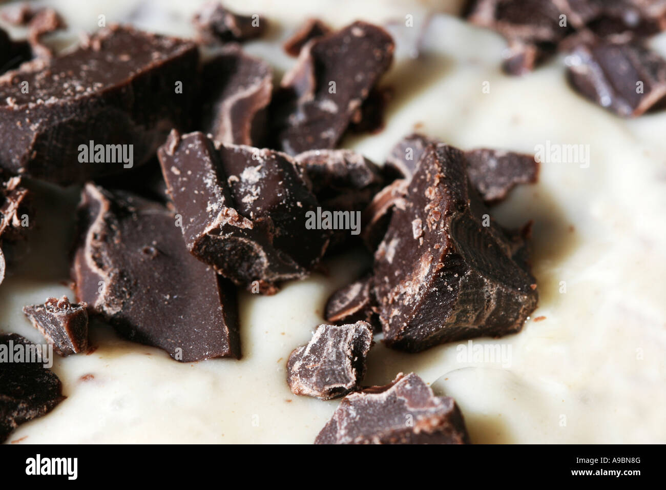 Close up di scaglie di cioccolato in pasta che presto saranno i cookie o torta Foto Stock