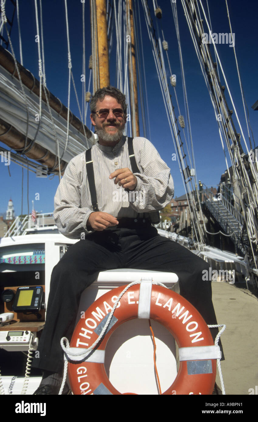 Storyteller nutre giorno i passeggeri di crociera a bordo della 65ft schooner Thomas E. Lannon fuori di Gloucester Massachusetts Foto Stock