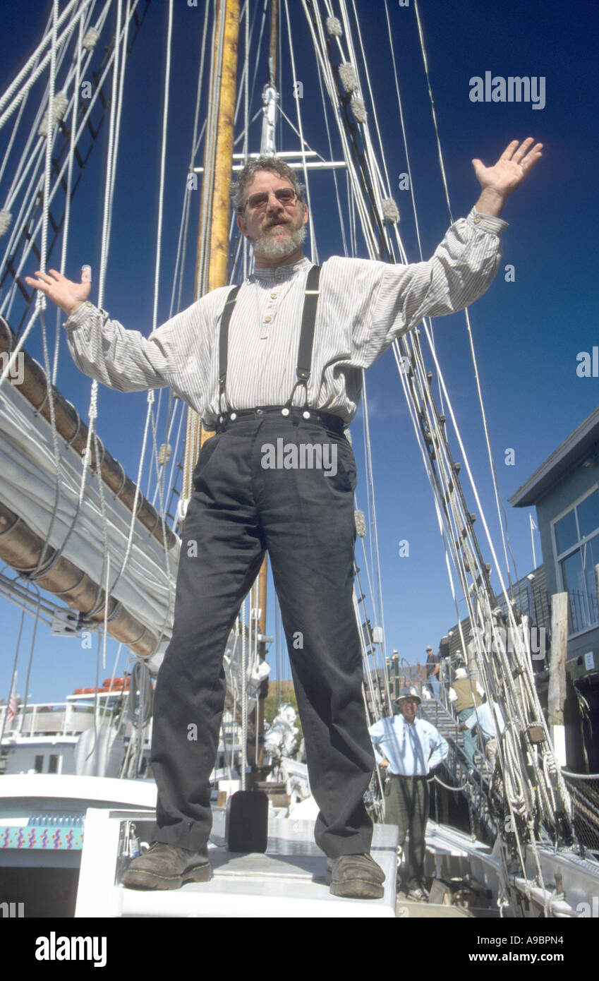 Storyteller nutre giorno i passeggeri di crociera a bordo della 65ft schooner Thomas E. Lannon fuori di Gloucester Massachusetts Foto Stock