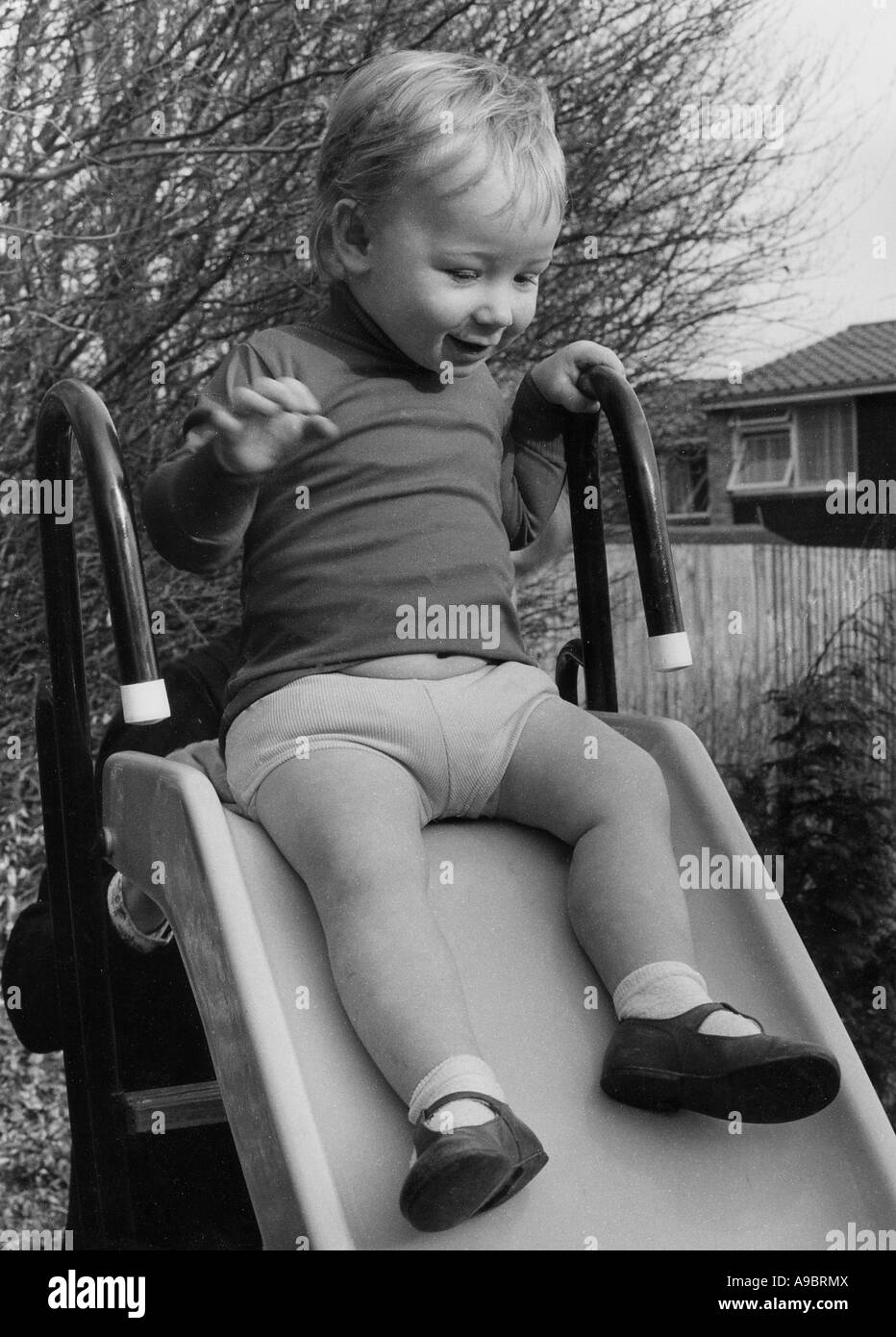 Ragazzo su una diapositiva. Foto Tony Gale Foto Stock
