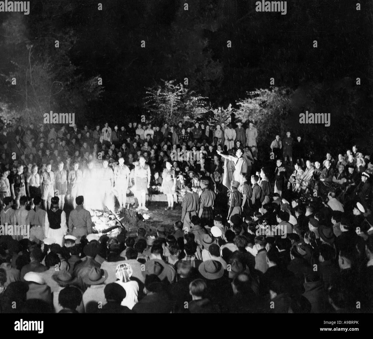La SCOUT SING-SONG intorno ad un fuoco di campo nel Kent, Inghilterra, circa 1950 Foto Stock