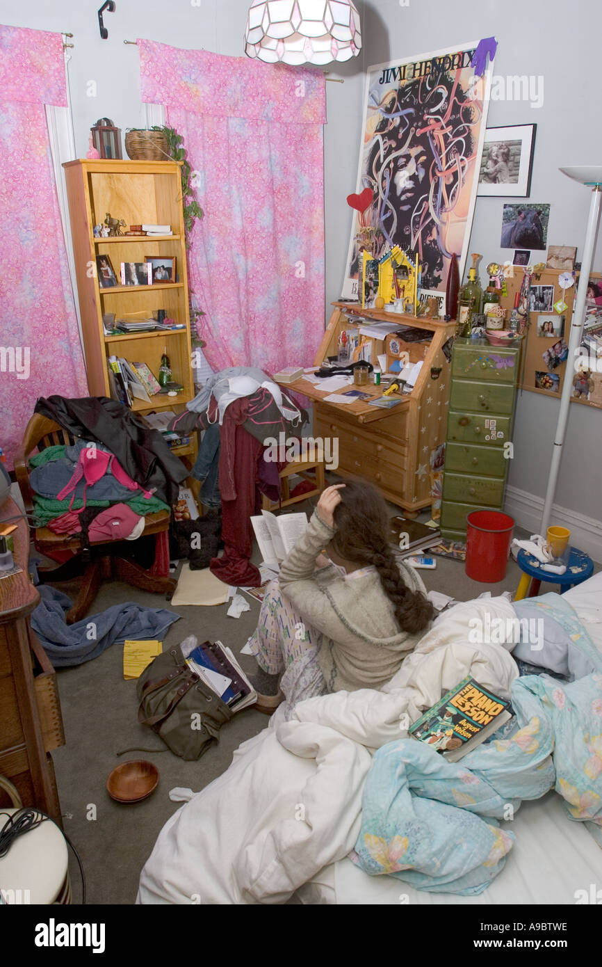 Adolescente nel suo trascurato camera da letto con un Jimi Hendrix poster sulla parete Foto Stock