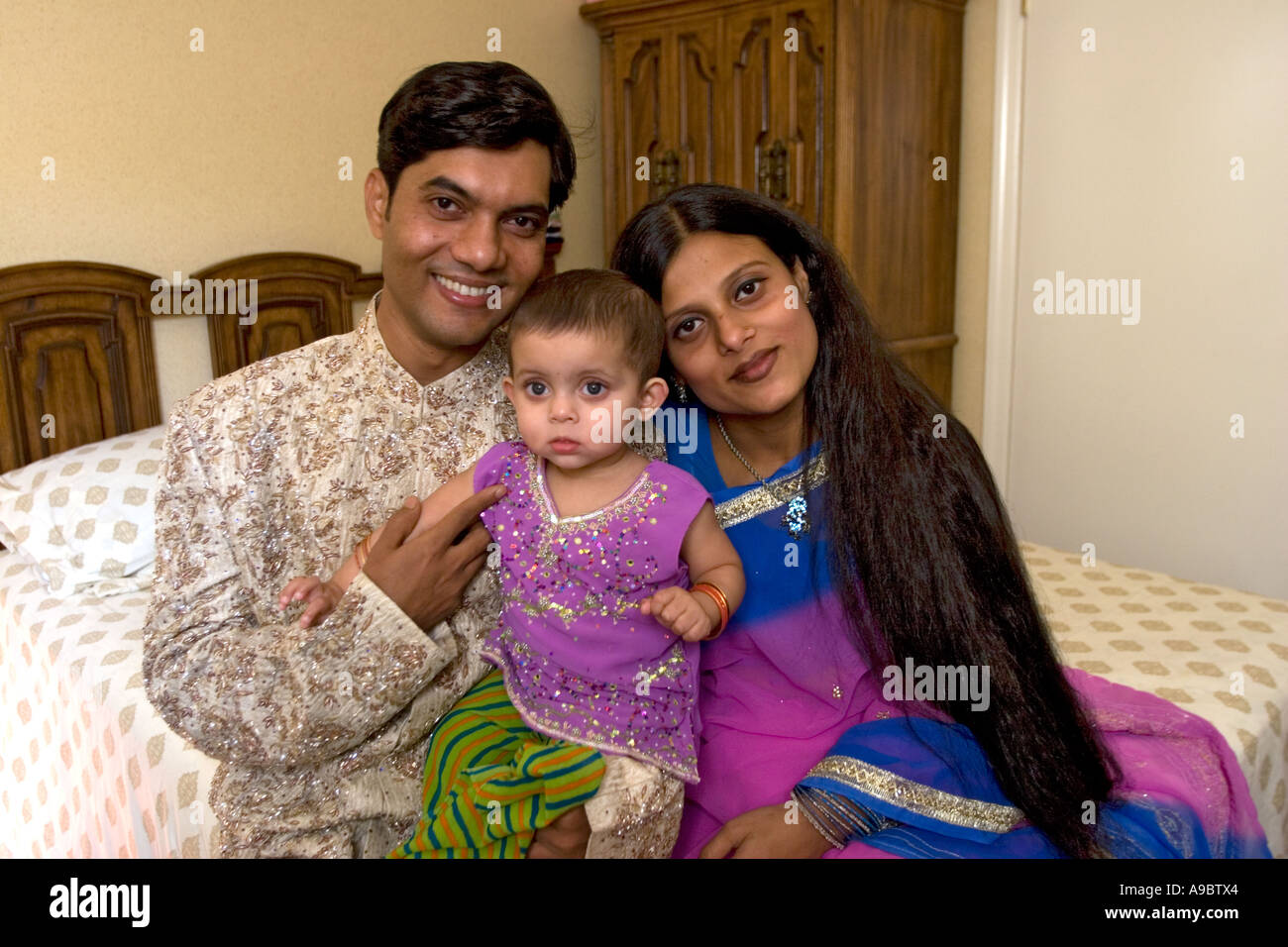 Giovani del Bangladesh coppia americana con il loro bambino durante le vacanze di Eid a Brooklyn, New York Foto Stock