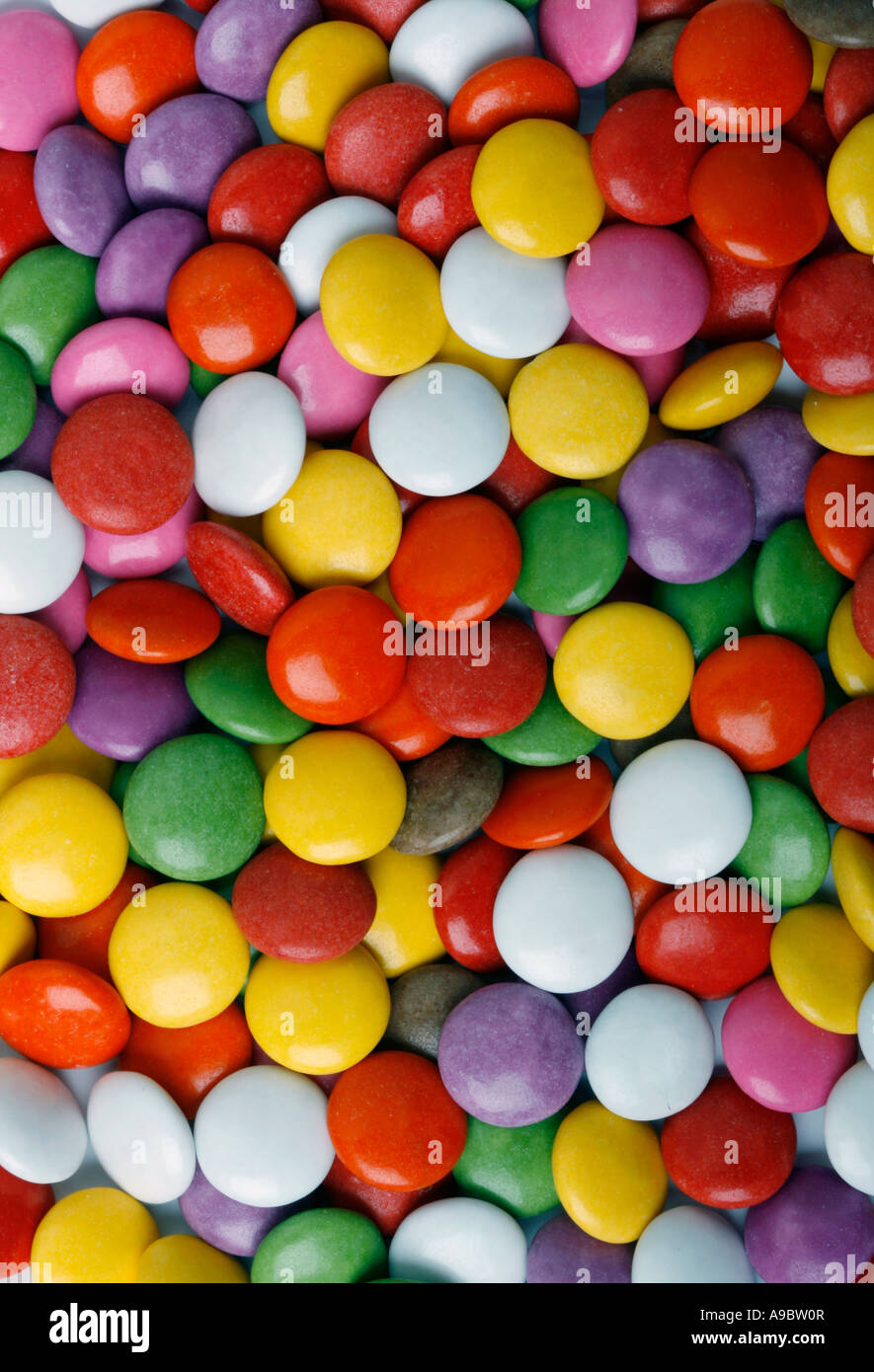 Sullo sfondo di un colorato smarties candy Foto Stock
